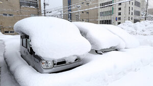 積雪が平年の3倍になった青森市内で、厚い雪に覆われた駐車中の自動車=青森市