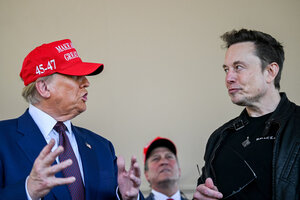 トランプ次期米大統領（左）と話すイーロン・マスク氏=ロイター