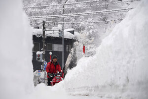 大雪に見舞われた岐阜県郡上市白鳥町では、住民たちは除雪に追われていた。釣具店を営む瀬木国春さん（76）は、「昨日は40センチ、今朝には30センチの積雪があった。記憶にないぐらいの雪が積もっている。これ以上降ると雪の捨て場がなく困ってしまう」と話していた=2025年1月9日午前9時16分、岐阜県郡上市白鳥町、小玉重隆撮影