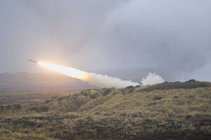 デンマークの訓練場で2023年3月、米国主導の軍事演習で使われた高機動ロケット砲システム「HIMARS（ハイマース）」=ロイター