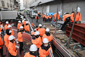 あいりん総合センター前で、野宿者を強制退去させるため、バリケードなどの資材を搬入する作業員たち=2024年12月1日午前7時、大阪市西成区