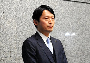 取材に応じる斎藤元彦・兵庫県知事=2025年1月24日午後、神戸市中央区、谷辺晃子撮影