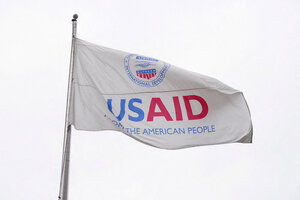 米ワシントンの庁舎外に掲げられた国際開発局（USAID）の旗=ロイター