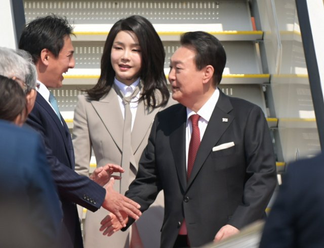 日本に到着し、出迎えを受ける韓国の尹錫悦大統領（右）と妻の金建希氏（右から2人前）=2023年3月16日午前11時54分、羽田空港、小林一茂撮影