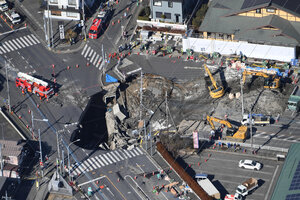 県道が大きく陥没した現場で続く救助活動=2025年1月31日午前11時2分、埼玉県八潮市、朝日新聞社ヘリから、相場郁朗撮影