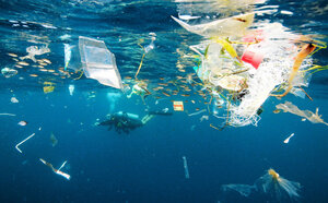 海面付近を漂うごみ。プラスチック製品が多い=2018年、インドネシア・バリ沖、諫山卓弥撮影