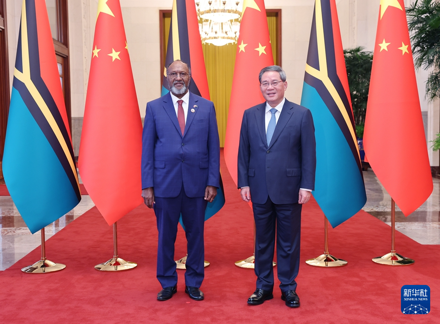 7月12日上午，国务院总理李强在北京人民大会堂同来华进行正式访问的瓦努阿图总理萨尔维举行会谈。