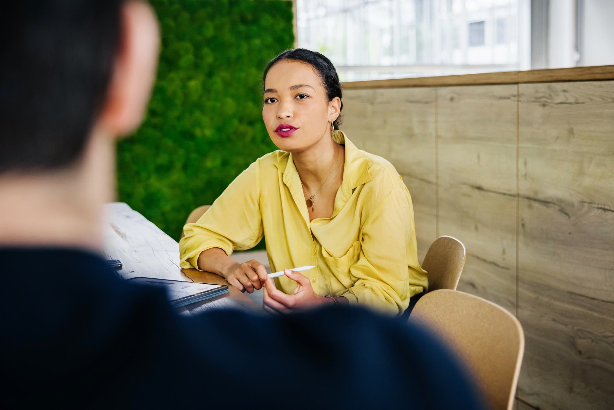 Woman-talking-with-collegue-at-work-passive-aggressive-boss