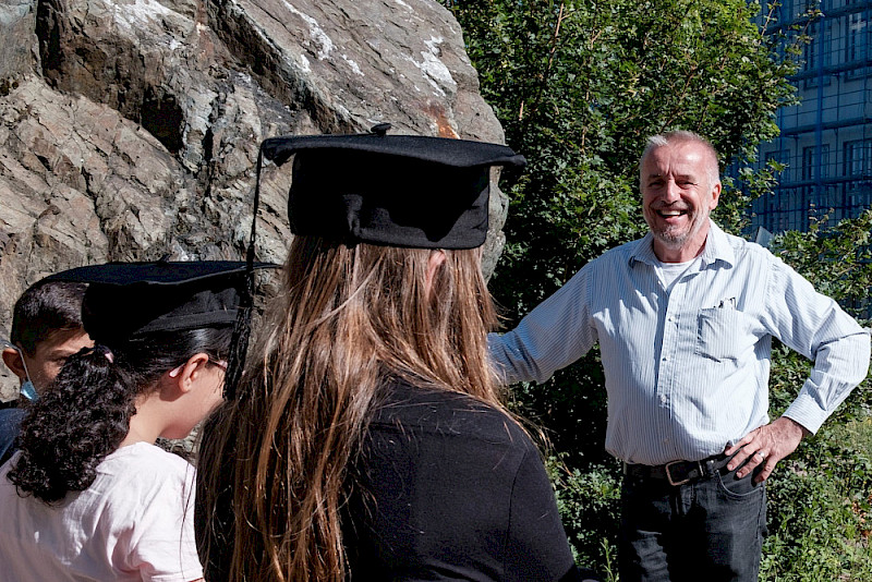 Thomas Degen in seinem Element: Zur Kinderuni führt er Schülerinnen und Schüler durch den Geologischen Garten.