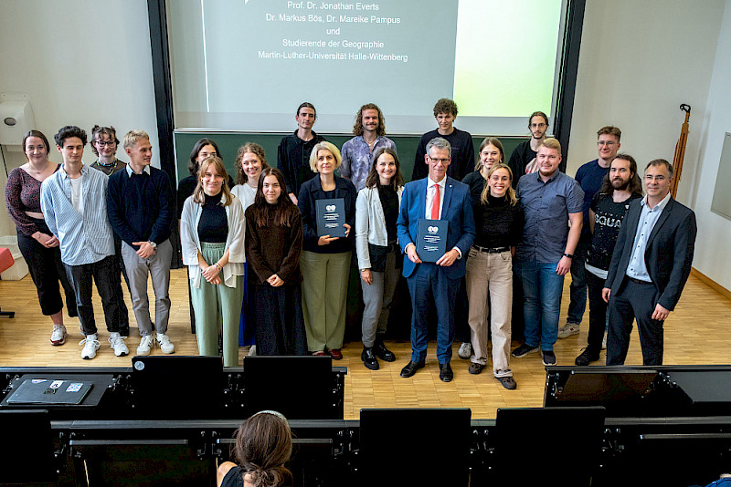 Gruppenfoto der Studierenden mit ihren akademischen Betreuern und Bürgermeister Egbert Geier.