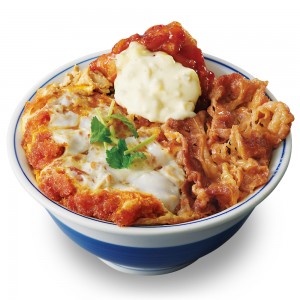 かつや「牛・豚・鶏のトリプルカツ丼」登場！　巳年にちなんだ“ヘビー級サイズ”も展開