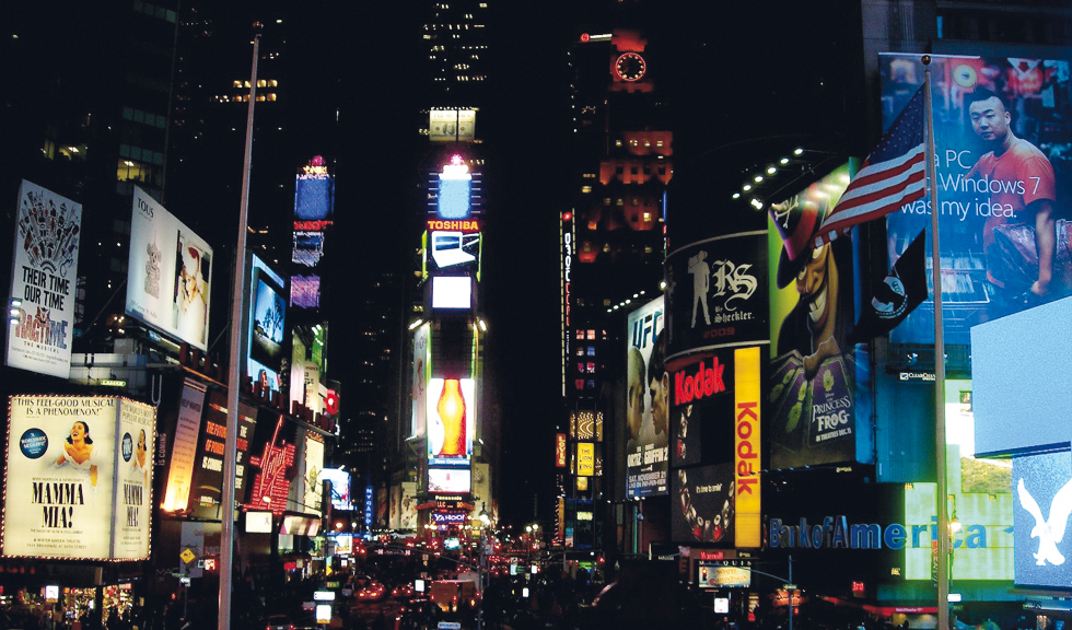 Abbildung 7 Informationelle Städte bieten Einwohnern wie Besuchern eine Vielzahl von teilweise riesigen Bildschirmen. Ein markantes Beispiel für digitalen Information Overload findet man am Times Square in New York.