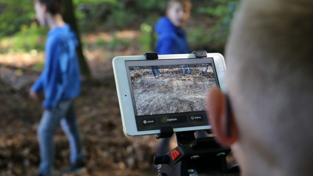 Kinder werden mit einem Tablet gefilmt