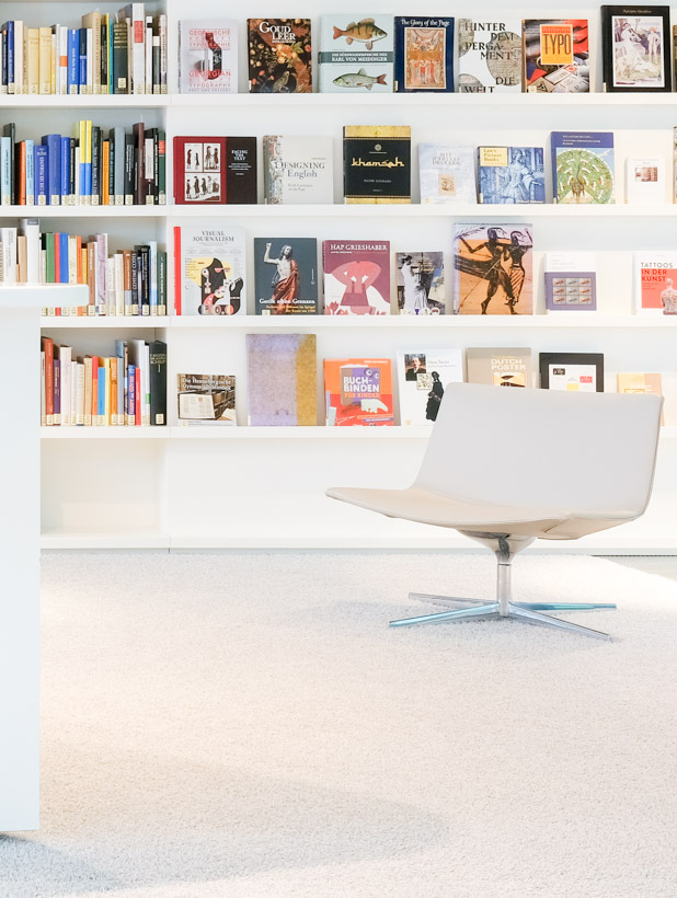 Im Museumslesesaal der Deutschen Nationalbibliothek in Leipzig; Lesesessel mit Bücherregal im Hintergrund 