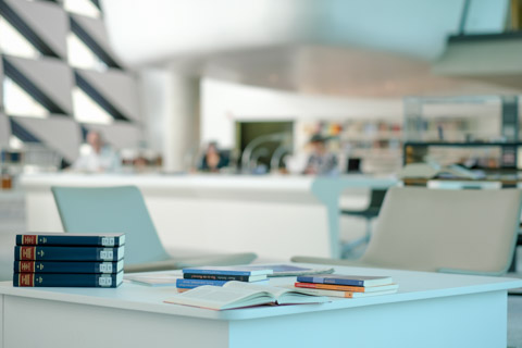 Arbeitsplatz im Lesesaal des Deutschen Buch- und Schriftmuseums mit bereitliegenden und teils aufgeschlagenen Büchern