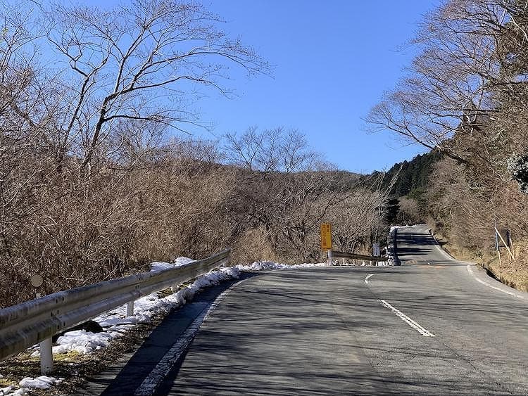 大きなカーブの先が西伊豆スカイラインの達磨山（だるまやま）北側登山口