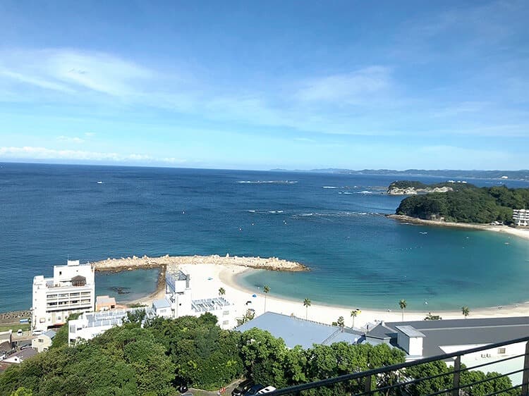 白くて美しい「白良浜」沿いをドライブ