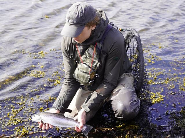 Forfatter Victor Boy Lindholm på fisketur