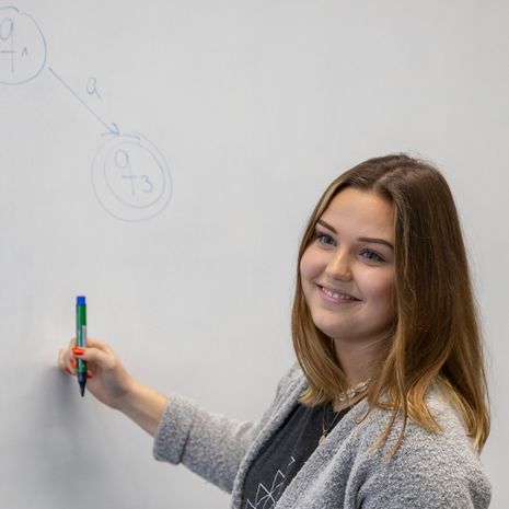 Studentin am Whiteboard