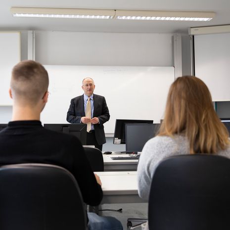 Studierende und Lehrkraft