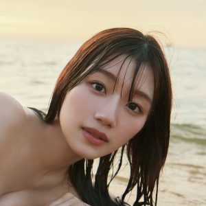 日向坂46佐々木美玲、夕暮れのビーチで横たわる先行カット解禁