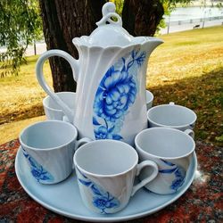 ceramic tableware set. large pizza plate, six cups, a pitcher for hot and cold drinks. a great gift for the family.