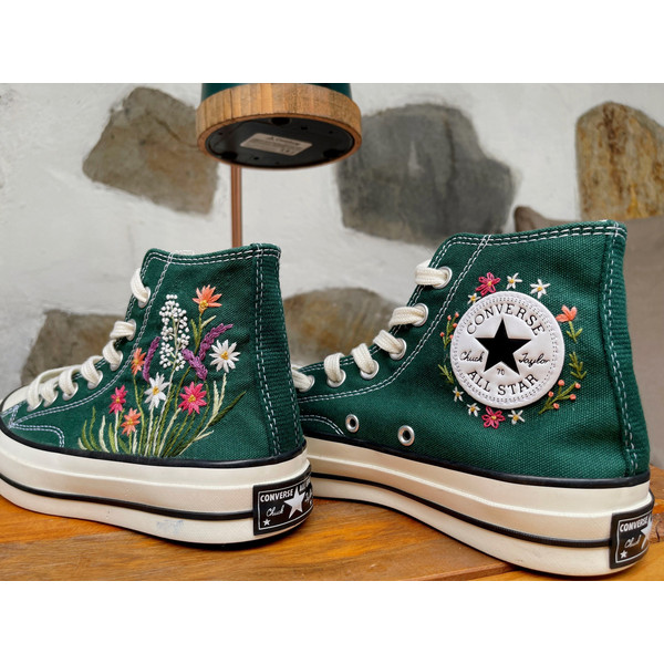 Custom Floral Embroidered Shoes, Handmade Embroidered Converse, Converse Custom, Converse Wreath Flower, Custom Flower Chuck Taylor 1970s - 5.jpg