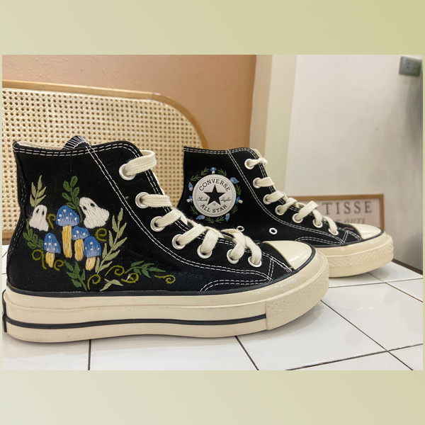 Custom Floral Embroidered Shoes, Handmade Embroidered Converse, Converse Custom, Converse Wreath Flower, Custom Flower Chuck Taylor 1970s - 1.jpg