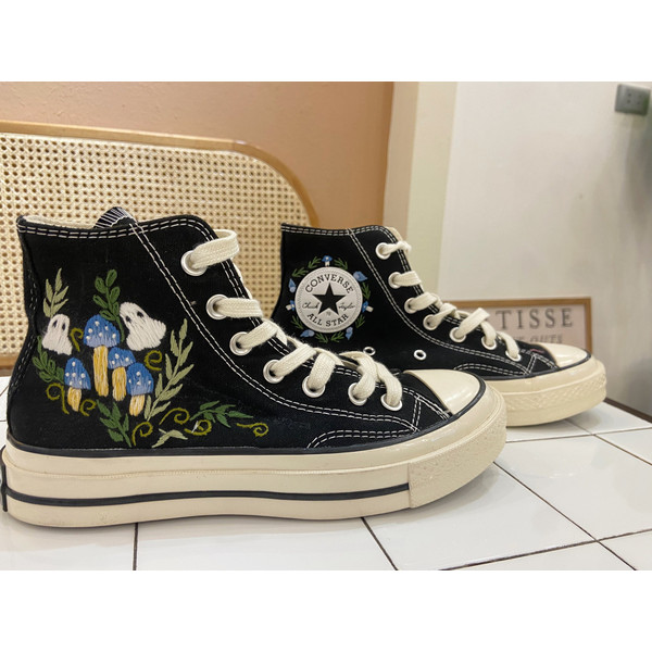 Custom Floral Embroidered Shoes, Handmade Embroidered Converse, Converse Custom, Converse Wreath Flower, Custom Flower Chuck Taylor 1970s - 2.jpg