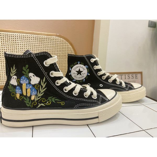 Custom Floral Embroidered Shoes, Handmade Embroidered Converse, Converse Custom, Converse Wreath Flower, Custom Flower Chuck Taylor 1970s - 5.jpg