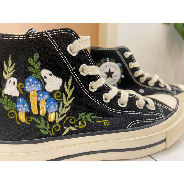 Custom Floral Embroidered Shoes, Handmade Embroidered Converse, Converse Custom, Converse Wreath Flower, Custom Flower Chuck Taylor 1970s - 6.jpg