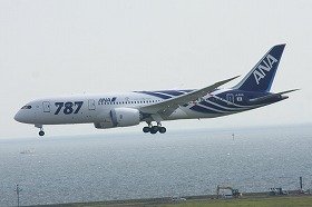 ボーイング787の国内線定期路線は11月1日に開設されたばかりだ