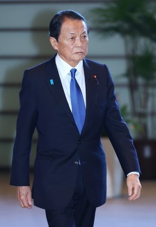 首相官邸に入る自民党の麻生太郎副総裁＝１７日午後、東京・永田町