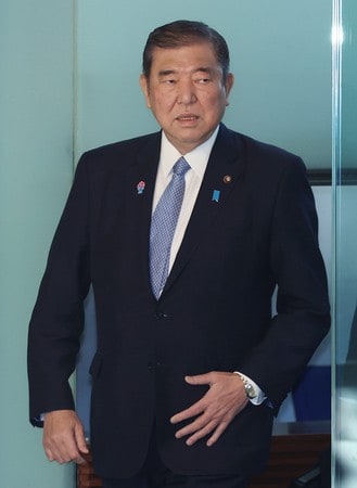 首相官邸に入る石破茂首相＝２７日