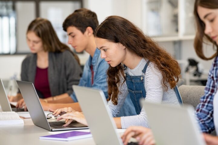 Les in de klas met een laptop