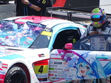 SUPER GT Round.4 富士スピードウェイ グリッドウォーク後にグッドスマイル初音ミクAMGに乗り込む片岡龍也選手