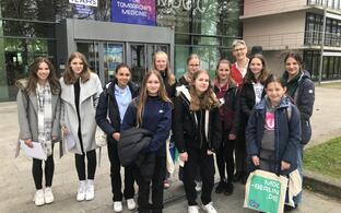 Group picture of the Girls'Day participants at Campus Buch