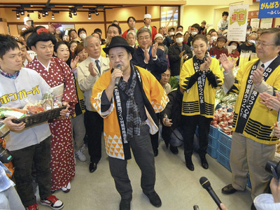 農産物の安全をＰＲする西田さん（中央）＝２０１１年４月１日、郡山市・ヨークベニマル横塚店