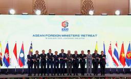 　ＡＳＥＡＮの非公式外相会議に出席した加盟国の外相ら＝１９日、マレーシア北部ランカウイ島（共同）