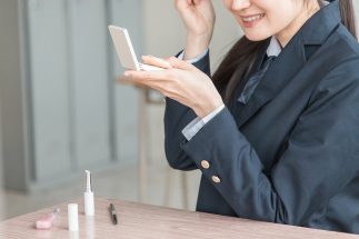 女子中高生たちの間で高まる“デパコス熱”に母たちの複雑胸中　娘から「ディオール、サンローランが欲しい」と言われ戸惑い、「整形よりマシ」という声も