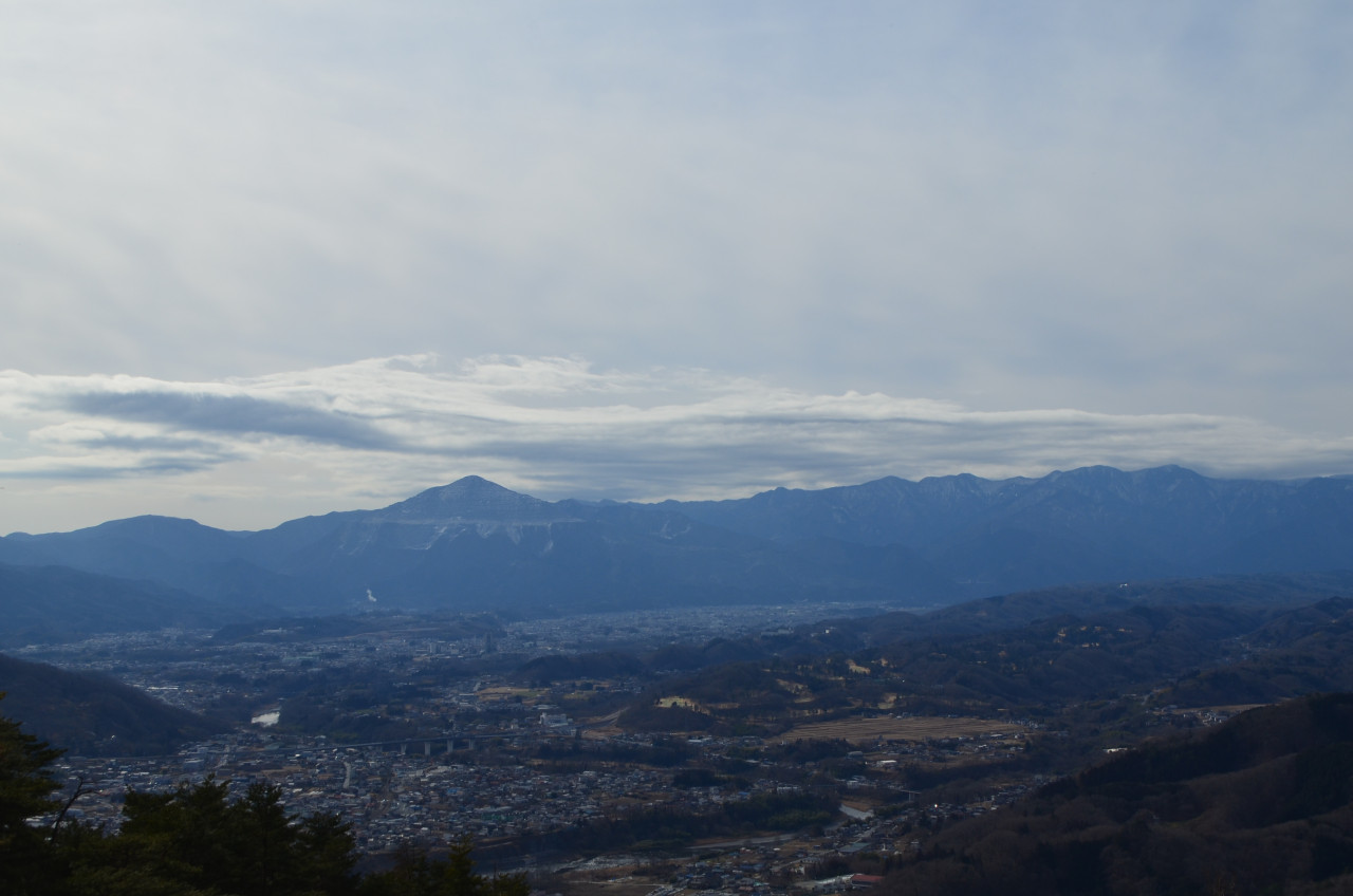 宝登山山頂より秩父盆地を望む