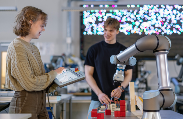 Studenter på lab sammen med en av de nye UR-robotene. Foto: Geir Mogen / NTNU