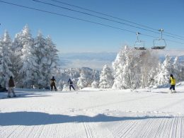 雲海が見れるスポットとして有名な竜王。3つのエリアはそれぞれに特徴があり、バレーゲレンデと呼ばれる山麓エリアは、下部は緩斜面で初級者向き、上部は比較的中程度の斜度で中級者向きとなっています。