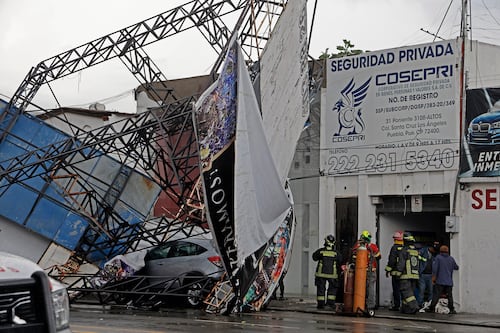 Viviendas afectadas, caída de espectacular y muro, estragos de intensa lluvia