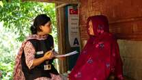 An IRC staff member consults a Rohingya refugee in Bangladesh.