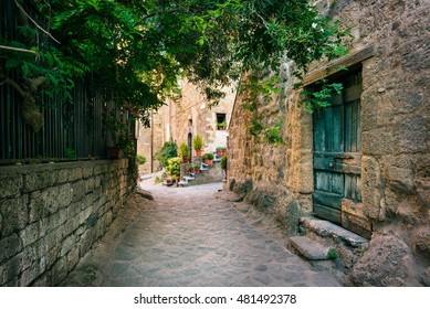 Ancient streets of the dying town in Italy, Civita di Bagnoregio. Arkivfotografi