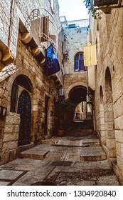 Israel. May 2018. Empty in old town of Jerusalem city. City buildings street design background. Empty Old City Jerusalem buildings street. Old Town Ancient cities design background. Old cities image Redaksjonelt arkivfotografi