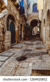 Israel. May 2018. Empty in old town of Jerusalem city. City buildings street design background. Empty Old City Jerusalem buildings street. Old Town Ancient cities design background. Old cities image Redaksjonelt arkivfotografi