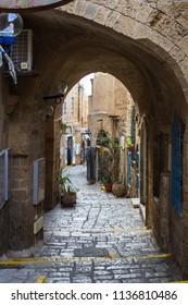 TEL AVIV-YAFO, ISRAEL - MARCH 28, 2018: A narrow street in the old city Yafo (Jaffa), Tel Aviv, Israel Redaksjonelt arkivfotografi