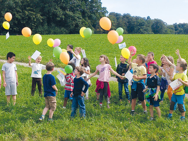 Kinder am Spielen auf einer Wiese